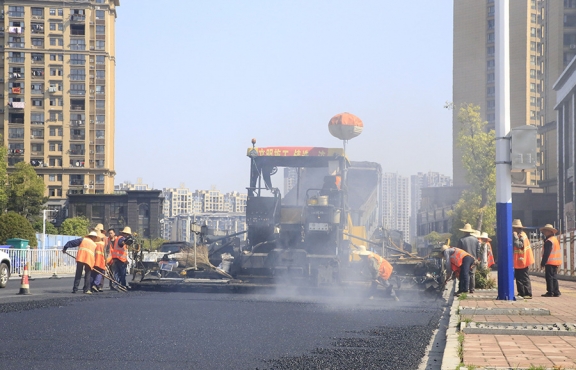 2020年3月20日上午，宜春市高士北路路面改造工程快速推進(jìn)，施工現(xiàn)場一片繁忙景象